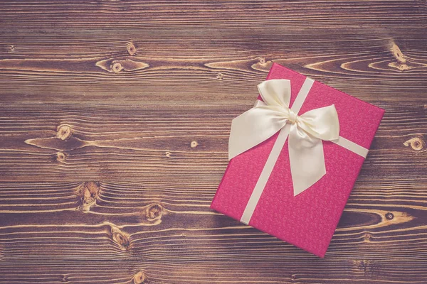 Nouvel an ou boîte cadeau de Noël avec arc blanc pour concéder des vacances — Photo