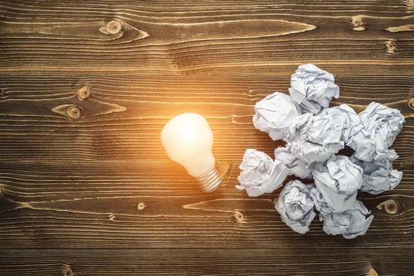 Işık Ampüller ve kahverengi ahşap tahta üzerinde buruşuk kağıt. IDE oluşturma