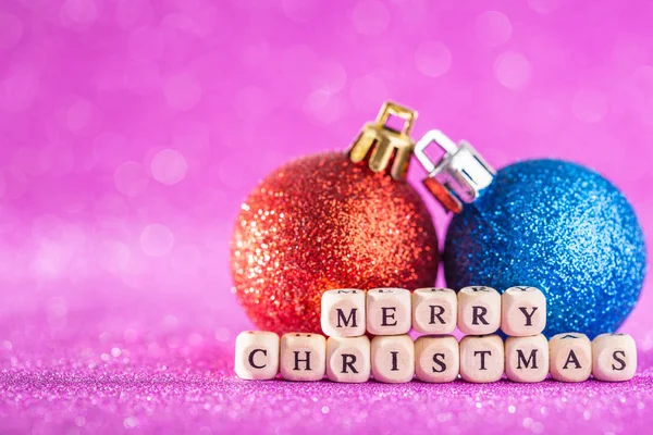 Fondo de Navidad y Año Nuevo. Bola de Navidad azul y roja — Foto de Stock