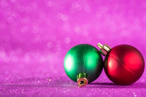 Noel ve yeni yıl arka plan. Pembe parlak Noel topu 