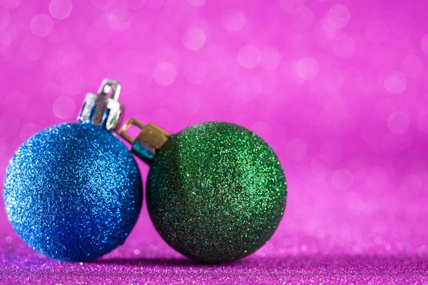 Noel ve yeni yıl arka plan. Pembe parlak Noel topu 