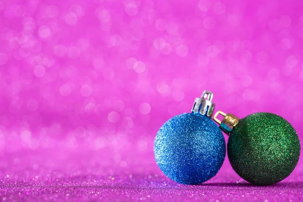 Noel ve yeni yıl arka plan. Pembe parlak Noel topu 