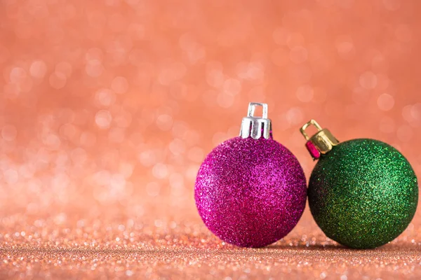 Noel ve yeni yıl arka plan. Parlak Noel top kırmızı H üzerinde