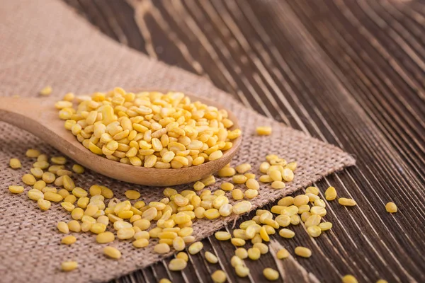 Tahta kaşık Mung fasulye ahşap tahta zemin üzerine koymak