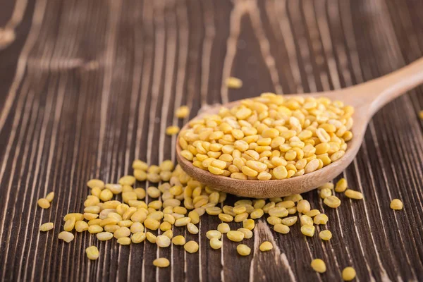 Tahta kaşık Mung fasulye ahşap tahta zemin üzerine koymak