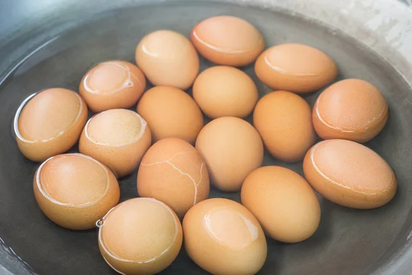 Vařená vejce v misce s teplou vodou — Stock fotografie