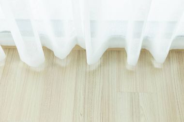 Beyaz perde pencere. İç Dekorasyon