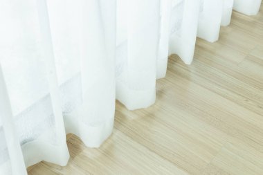 Beyaz perde pencere. İç Dekorasyon