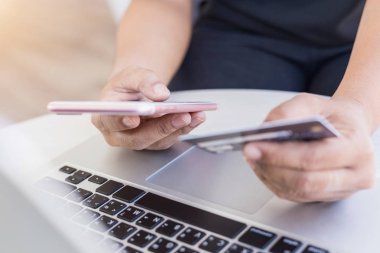 Kadın el Holding/smartphone ve önünde kredi kartı kullanma