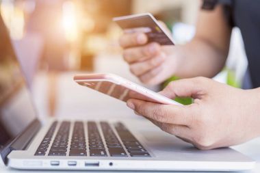 Kadın el Holding/smartphone ve önünde kredi kartı kullanma