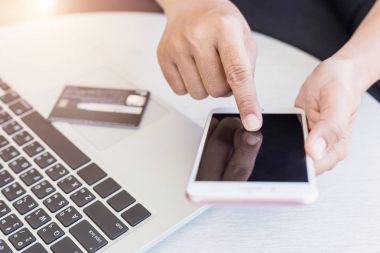 Kadın el Holding/smartphone ve önünde kredi kartı kullanma