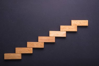 Ahşap blok merdiven siyah taş tahta üzerinde ayarlanmış. İş