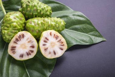 Meyve büyük morinda (Noni) veya Morinda citrifolia ağaç ve gre