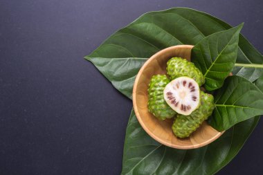 Meyve büyük morinda (Noni) veya Morinda citrifolia ağaç ve gre