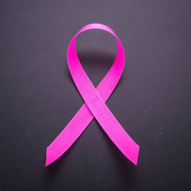 Meme kanseri kavramı: meme kanseri b pembe kurdele simgesi