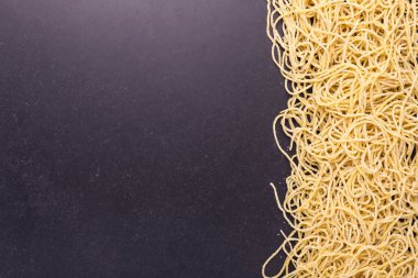 Geleneksel Tay sarı şehriye siyah taş masa arka plan