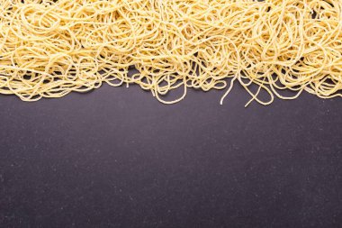 Geleneksel Tay sarı şehriye siyah taş masa arka plan