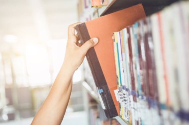 Tutan kadın ve okuma Halk Kütüphanesi Odasini ayirtiniz. Educa