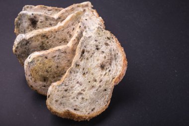 Siyah taş masaya ekmek üzerinde kalıp. Üstten Görünüm