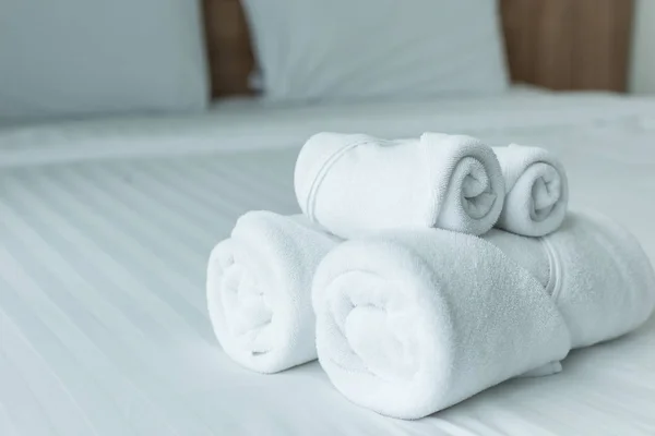 Role o bílý ručník na tabulce postel v pokoji luxusní moderní hotel — Stock fotografie