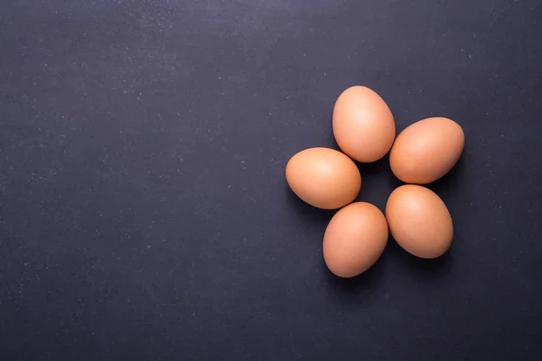 新鲜的鸡蛋在碗上黑色的石头表背景。自由空间 f — 图库照片