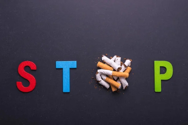Smettila di fumare. Sigaretta e parola stropicciate nel significato di STO — Foto Stock