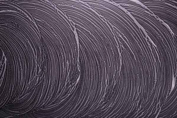 Bodenreinigung aus schwarzem Stein mit weißen Seifenblasen obendrauf — Stockfoto