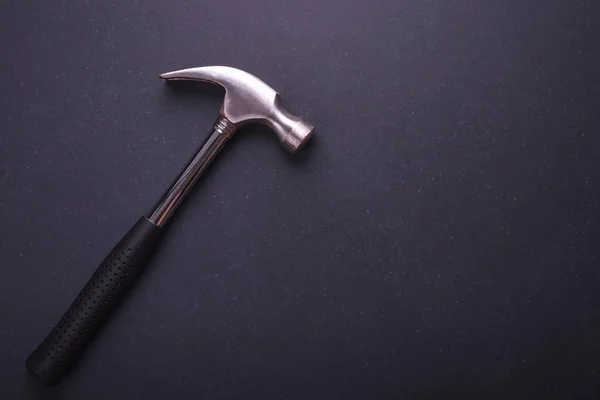 Nuovo martello d'argento su sfondo nero granito bordo. Composizione: — Foto Stock