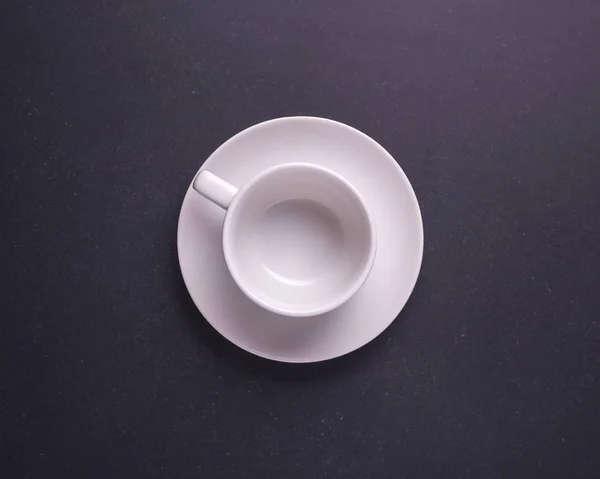 Weiße neue leere Kaffeetasse oder Tasse für Heißgetränk. Studio angezündet — Stockfoto