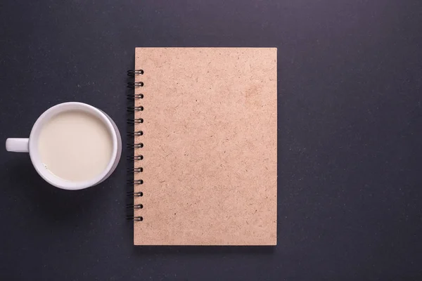 Mleko w szkło białe i brązowe Uwaga książki na czarnym kamieniu tabela bac — Zdjęcie stockowe