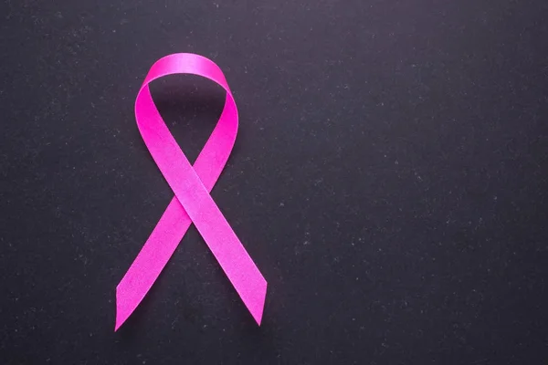 Breast Cancer koncept: Rosa bandet symbol för bröstcancer på b — Stockfoto