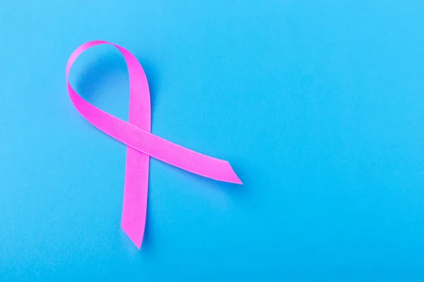 乳房癌概念： 粉红丝带乳腺癌的 b 的符号 — 图库照片