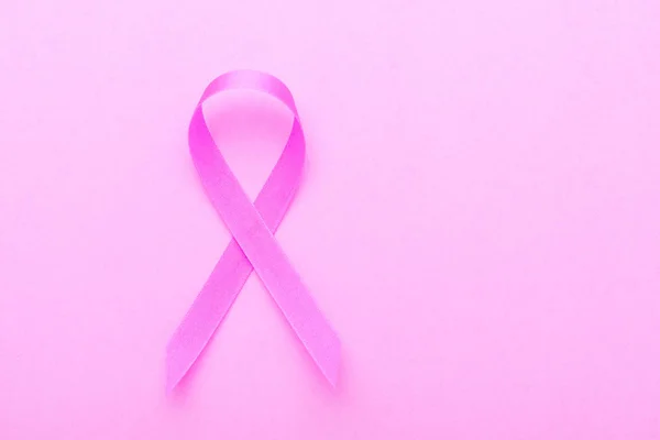 Concepto de cáncer de mama: Cinta rosa símbolo de cáncer de mama en p — Foto de Stock