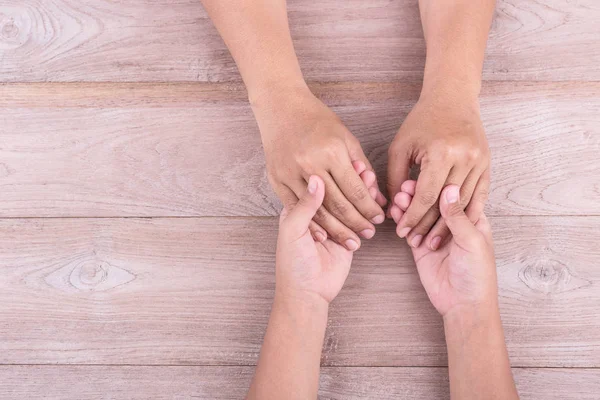 Допомога та підтримка Концепція: жінка тримає руки своїм маленьким дітям — стокове фото