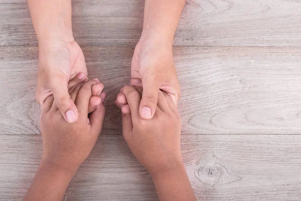 Help and support Concept : Woman holds her young kids hands on b — Stock Photo, Image