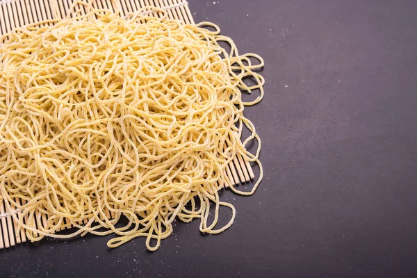 Fideos amarillos tailandeses tradicionales sobre fondo de mesa de piedra negra —  Fotos de Stock