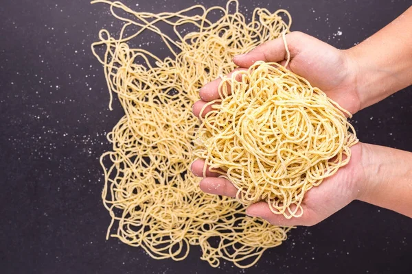 Fideos amarillos tailandeses tradicionales sobre fondo de mesa de piedra negra —  Fotos de Stock