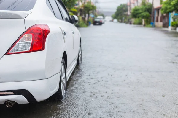 Parkplatz auf der Straße des Dorfes bei Regen und Show-Deck — Stockfoto