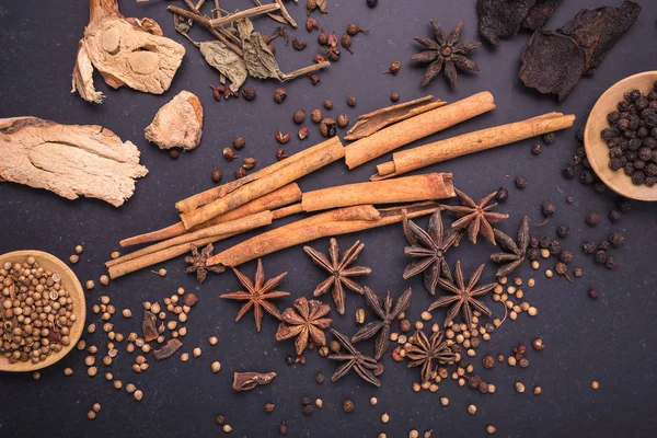 Blandning av torkade kryddor och ört på svart stenbord — Stockfoto