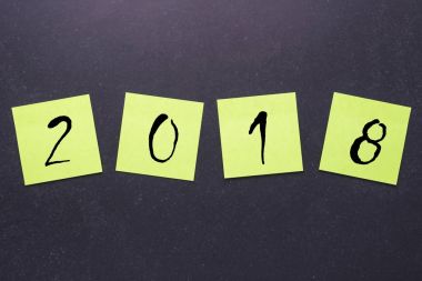 2018 yeşil kare kağıt notta siyah taş masanın üzerine yazmak. Sayfanın Üstü 