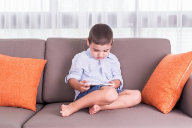 Beyaz aile durum ciddi. Kadın endişe ve baş ağrısı 