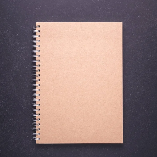 Notizbuch mit leerem Einband auf schwarzem Steintischhintergrund. — Stockfoto