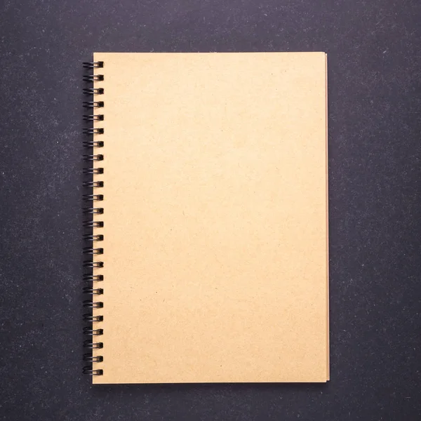 Notebook con copertina vuota vuota su sfondo tavolo di pietra nera . — Foto Stock