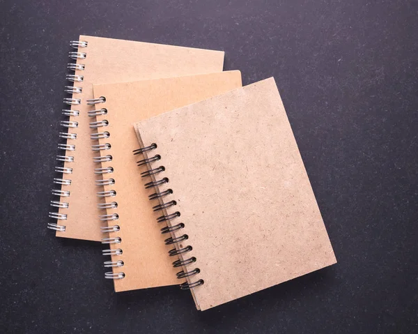 Notizbuch mit leerem Einband auf schwarzem Steintischhintergrund. — Stockfoto