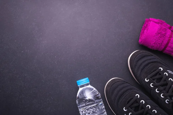 Zapatilla Running / Sneaker negra, botella de agua y toalla en st negro — Foto de Stock