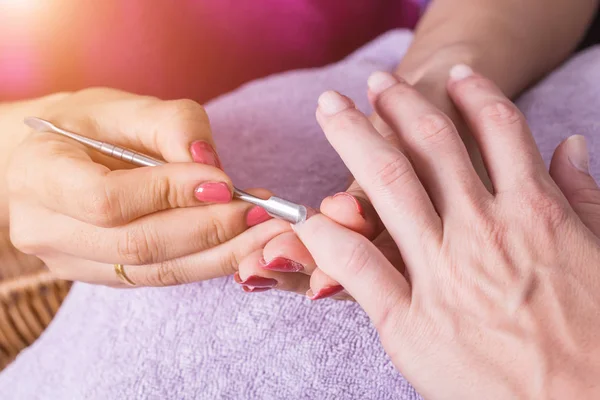 Mujer mano mientras que el proceso de manicura en la tienda de uñas. Hermosa estafa — Foto de Stock