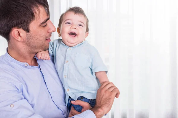 O pai a carregar o filho. Boa saúde bebê sorrindo no ombro de — Fotografia de Stock