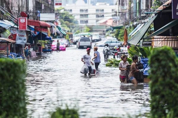 BANGKOK, THAILAND - OCTOBER 14 : Flooding in Din Daeng District after the heaviest rains in 30 years in Bangkok on October 14, 2017. — Stock Photo, Image
