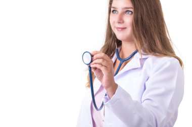Güzel beyaz doktor mavi stetoskop ile beyaz takım elbise giymek