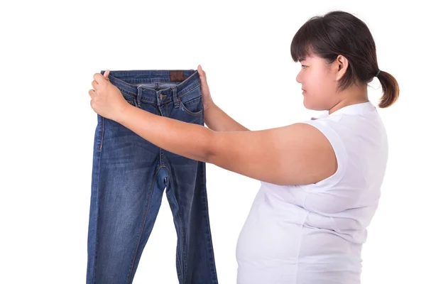 胖亚洲妇女试图穿小尺寸的牛仔裤隔离在白衣 — 图库照片